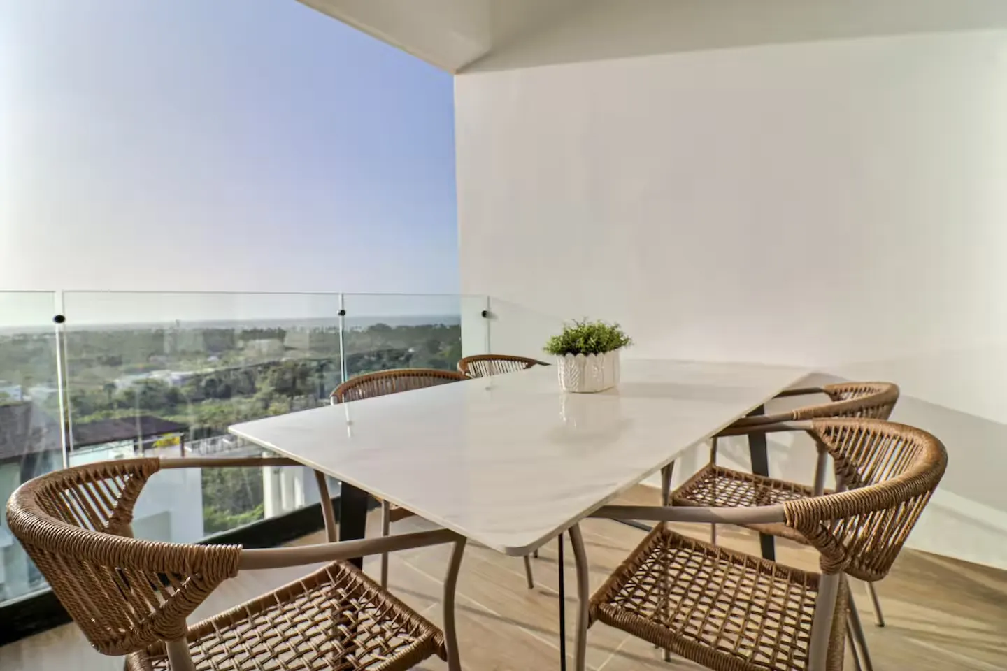 Comedor al aire libre en terraza con sillas de ratán