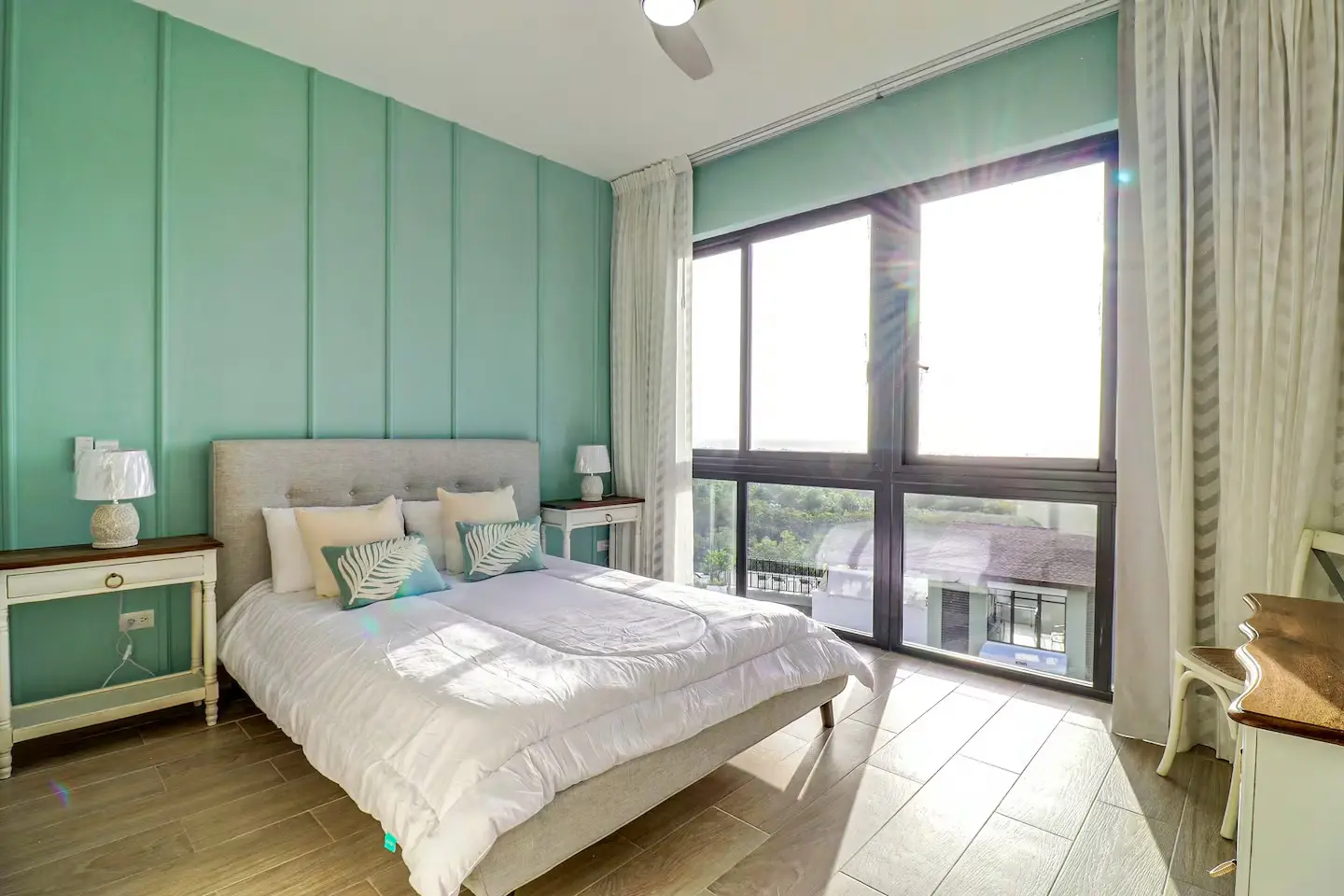 Guest bedroom opening onto the sea view