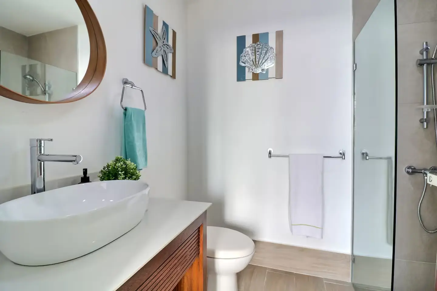 En-suite bathroom with walnut vanity