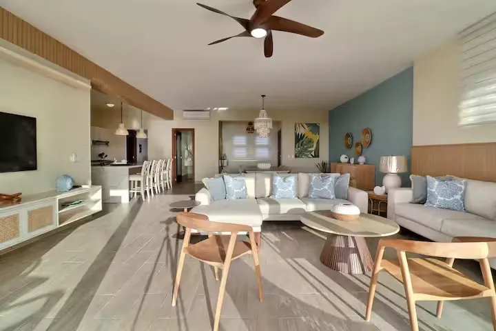 Sala amplia con pisos de roble blanqueado