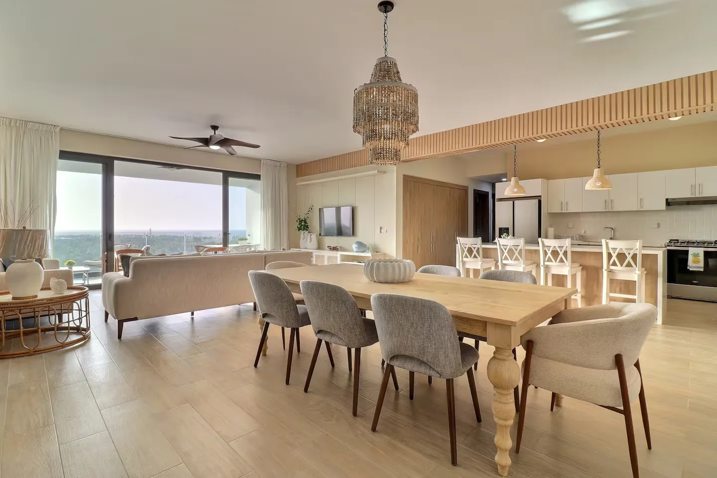 Dining corner with natural fiber accents